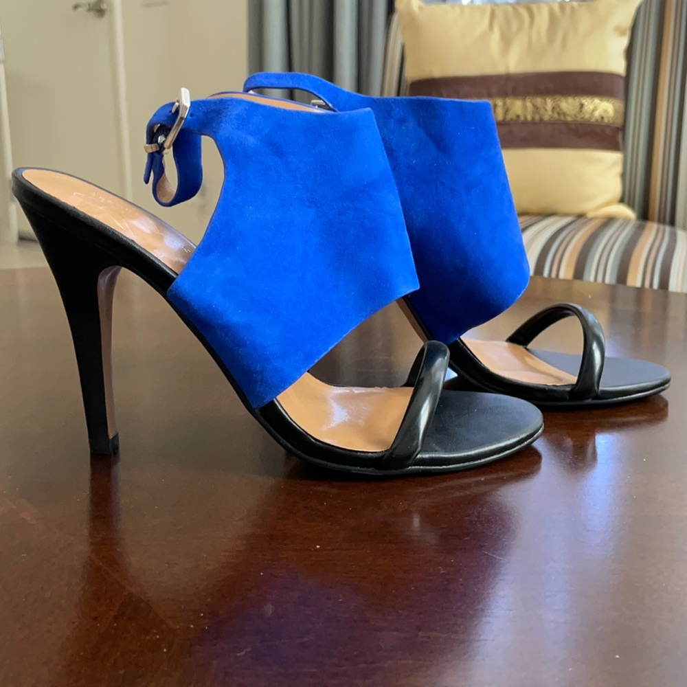 Black and blue slingback